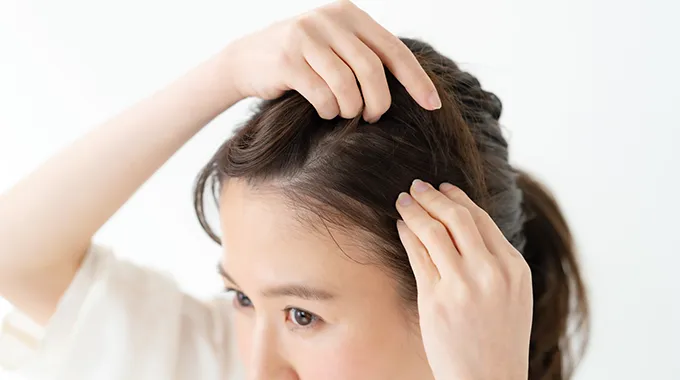 髪を気にする女性